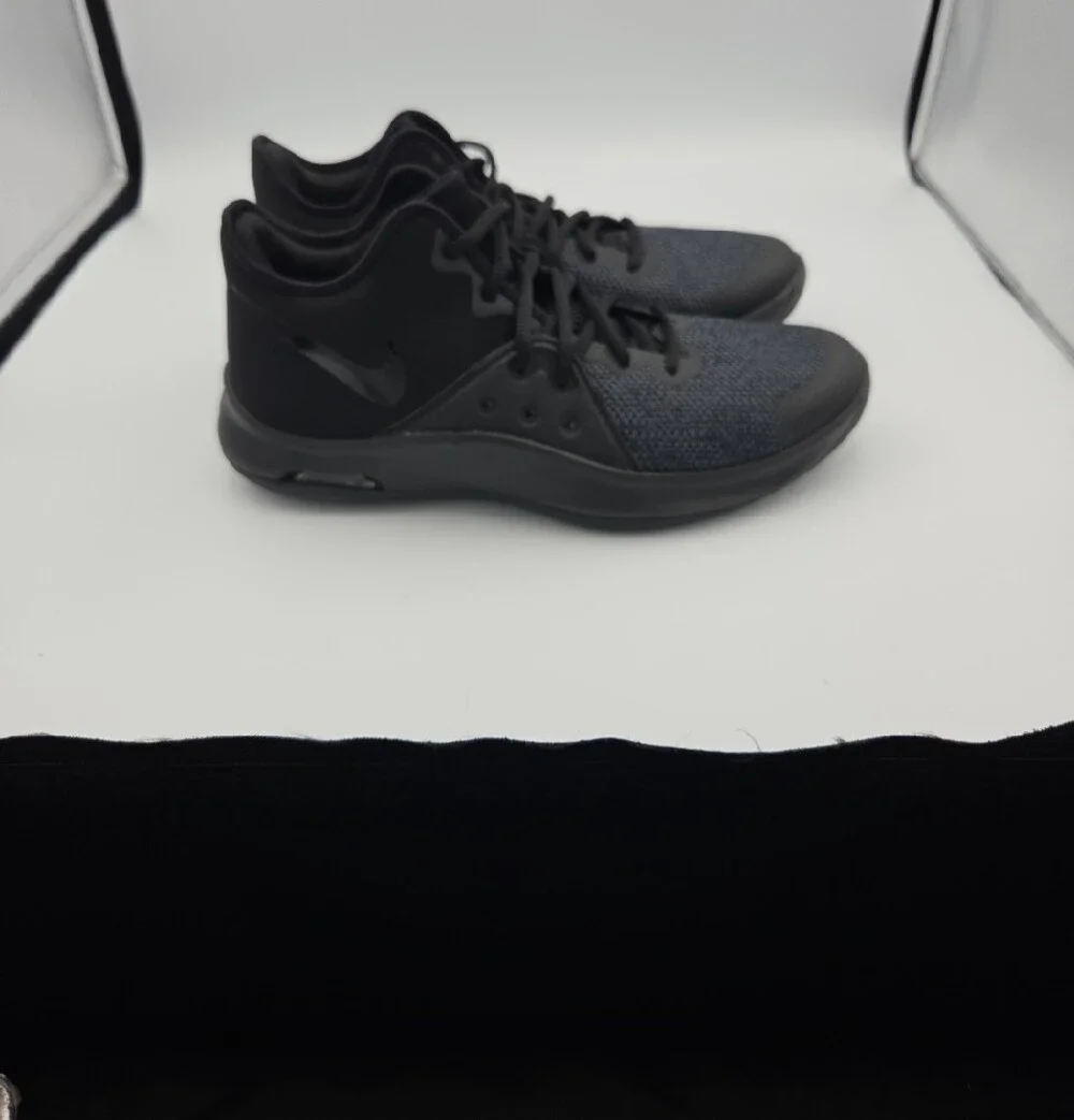 Nike Men's Black and Charcoal/Green Low-Top Basketball Sneakers Size 9.5